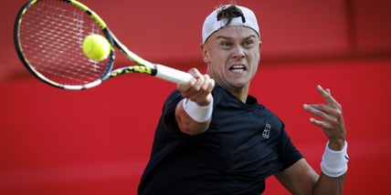 Rune sotto accusa, la replica furiosa: "E tu che fai?". Il caso delle racchette rotte