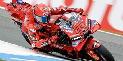 Marc Marquez conquista Assen, il fratello lo insegue. Bezzecchi chiude il podio, Bagnaia quinto