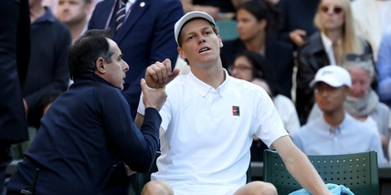 Sinner, infortunio al gomito preoccupa: cancellato allenamento a Wimbledon!