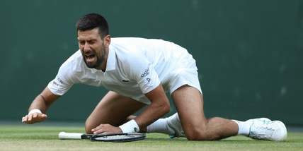 Djokovic, l'urlo che scuote Wimbledon: la spaccata cadendo, l'infortunio temuto