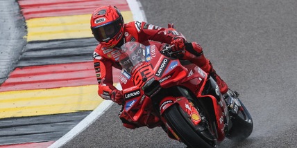 Marquez re della pioggia, Bezzecchi secondo e Bagnaia lontanissimo: la Sprint del Sachsenring