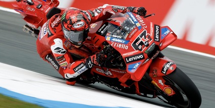 Bagnaia in pole a Brno, la prima in stagione. Marquez insegue ma scivola nel finale delle qualifiche