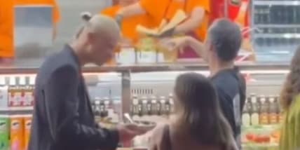 Haaland dal paninaro a Roma, tutti a celebrare il campione tra la gente. Ma la verità è un'altra