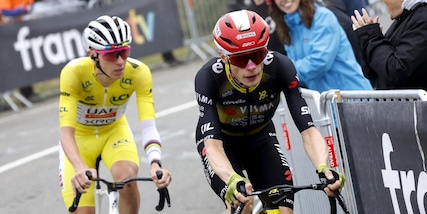 L’acuto di Arensman, Pogacar resta in giallo, Vingegaard ci crede