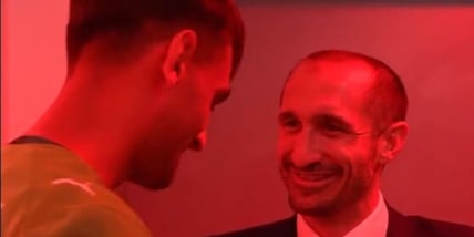 Dalla Juve sfiorata all'abbraccio con Chiellini: il saluto tra "leggenda e futuro dell'Italia" Dalla Juve sfiorata all'abbraccio con Chiellini: il saluto tra "leggenda e futuro dell'Italia"