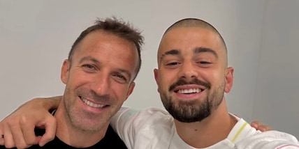 Zhegrova, il benvenuto alla Juve glielo dà... Del Piero! Lo scatto con Alex è virale