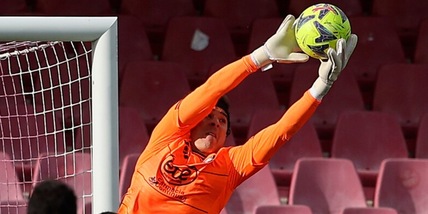 Clamoroso in Spagna: esce per un caffè, sparisce e fa saltare il trasferimento