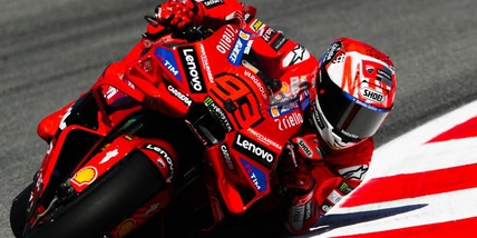 Sprint Montmelò, fanno tutto i Marquez: Alex cade e Marc vince. Male Bagnaia