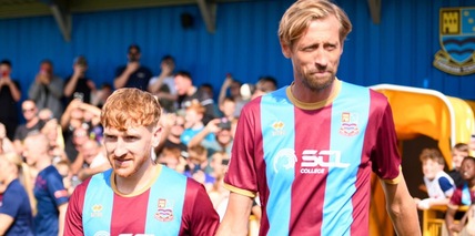 Peter Crouch mascotte del Farnham Town: c’entra il fantacalcio®, il motivo