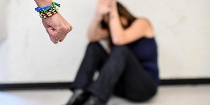 Abusi su una 17enne,arrestati due fratelli, uno minore