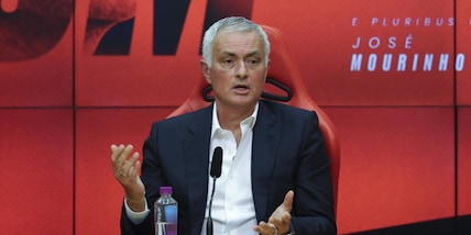 Eliminato dal Benfica, Mourinho finisce ad allenarla: conferenza show, "Ho due curriculum..."