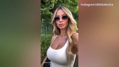 Diletta Leotta a passeggio in quel di Milano tra sole e....cagnolino