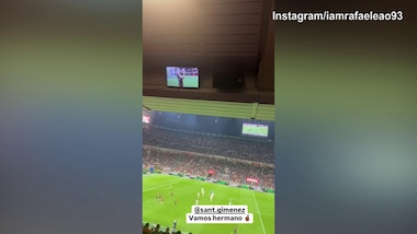 Milan in gol con Gimenez: Leao festeggia dalla tribuna