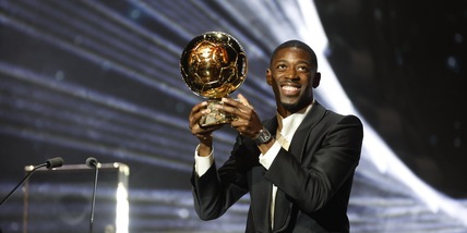 Dembelè arriva col Pallone d'Oro, Luis Enrique lo abbraccia