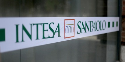 Fitch alza il rating di Intesa Sanpaolo ad A-