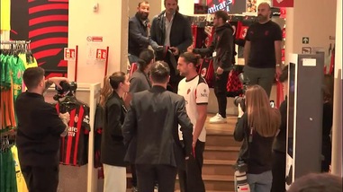 Milan, Rabiot tra foto e autografi e mamma Veronique osserva da lontano...