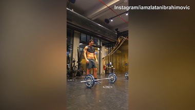 Ibra, prova di forza con i pesi!