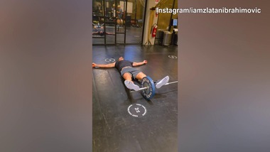 Ibra parte 2 in palestra: l'ex attaccante "crolla" dopo le fatiche..