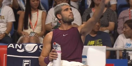 Alcaraz furioso con l'arbitro: "Non hai mai giocato a tennis in vita tua". Cosa è successo a Tokyo
