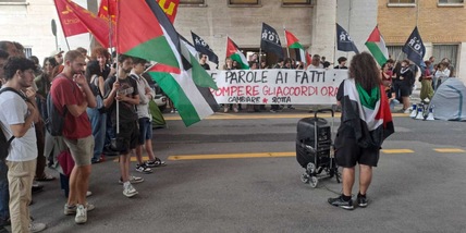 Corteo pro-Pal Sapienza,Petardi e vernice contro rettorato