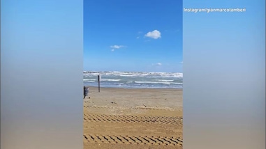 Tamberi si allena nella spiaggia deserta