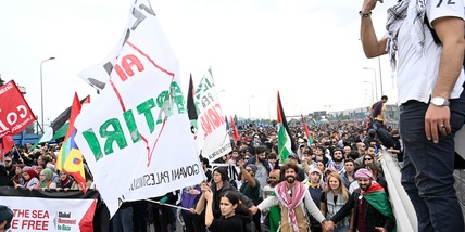 A Milano sassi contro Polizia che risponde coi lacrimogeni
