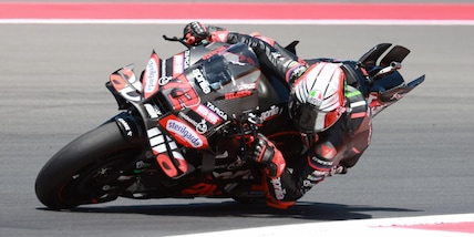 Bezzecchi strepitoso in Indonesia: è pole. Notte fonda Bagnaia, Marquez 9º