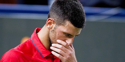 Djokovic stremato, vomita in campo: "Così è brutale". Cosa è successo