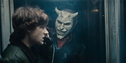 Black Phone 2: online il trailer ufficiale del nuovo horror con Ethan Hawke, Il Rapace è tornato