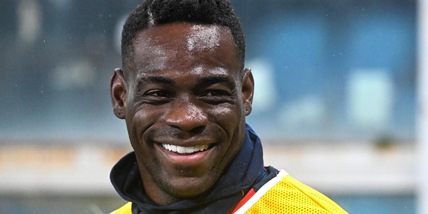 Balotelli volontario con i bambini dopo il ritiro della patente