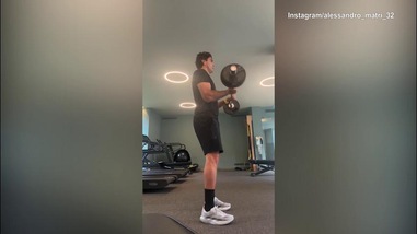 Matri che muscoli, in palestra a sollevare pesi