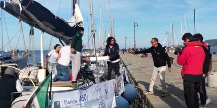 Il 'patron' di Barcolana accoglie le barche con le brioche