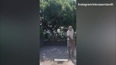 Elena Santarelli a Corradi: "Ecco tornato il giardiniere..."