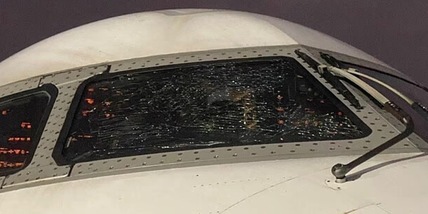 Nigeria, terrore in volo: atterraggio d'emergenza alla cieca, guardate il vetro dell'aereo