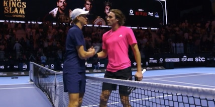 Sinner travolge Tsitsipas, esordio senza storia al Six Kings Slam: ora Djokovic