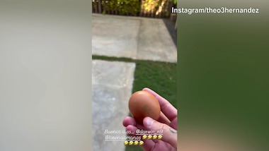 Theo Hernandez, che fai? Lancia uova sulla finestra di Nunez...