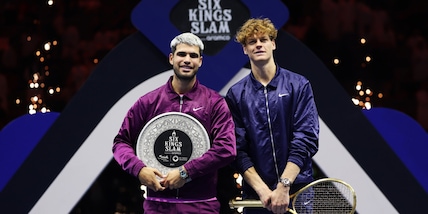 Sinner trionfa ancora al Six Kings Slam: emozioni e sorrisi con Alcaraz durante la premiazione