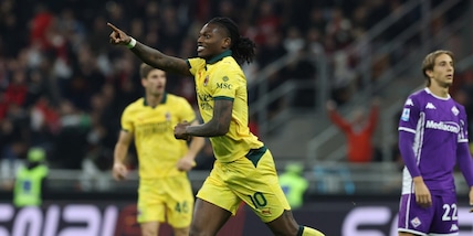 Il Milan ribalta la Fiorentina, Leao doppietta show a San Siro: Allegri batte Pioli e vola in vetta!