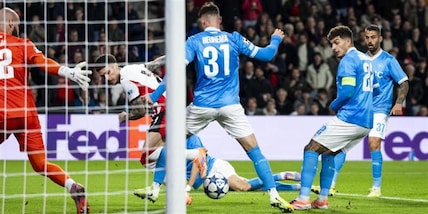 Napoli annientato, il Psv ne fa sei: McTominay non basta a Conte. Psg, Barcellona e Arsenal esagerano