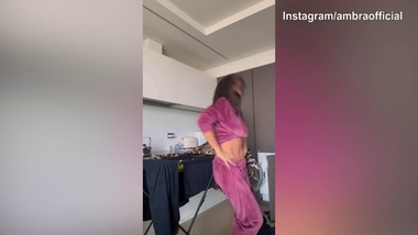 Il balletto di Ambra Angiolini diventa virale: che risate!
