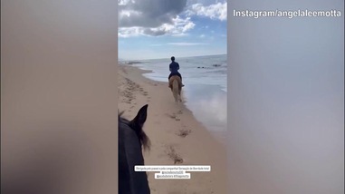 Ritorno di Motta alla Juve? Lui intanto si gode il giro sui cavalli in spiaggia