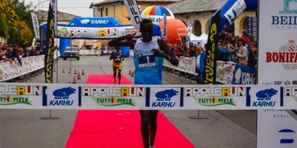 Apple Run da record a Cavour: Kosgei firma il primato sui 10 km. Jebichii vince la prova femminile