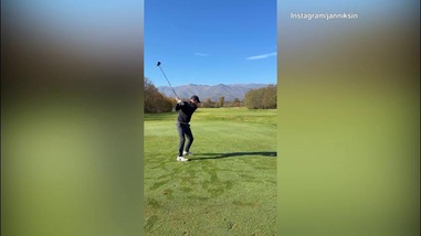 Sinner, sfida a golf col suo team