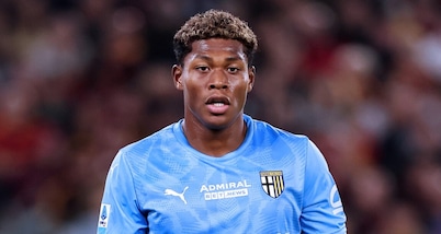 Suzuki operato alla mano: lungo stop per il portiere del Parma. I tempi di recupero e il sostituto