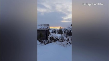 Ibra immerso in una vasca con un panorama...da "brividi"