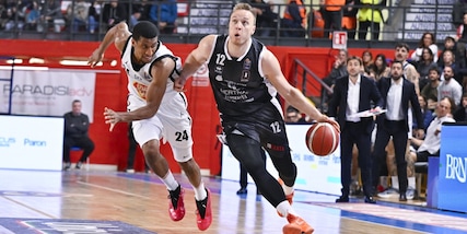 Basket, Tortona espugna Udine: l'ex Strautins si mette l'infortunio alle spalle e fa 20 punti