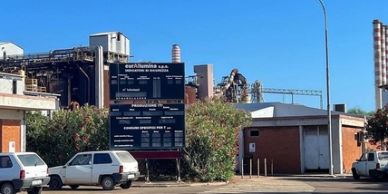 Eurallumina, operai a 40 metri su silo 'Mimit ci convochi'