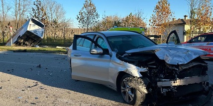 ++ Bus con studenti nel fosso dopo lo scontro con un'auto ++