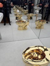 Museo delle stranezze compra il wc d'oro di Cattelan