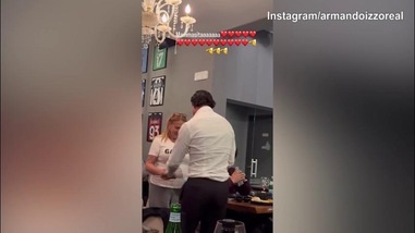 Izzo, romantico ballo con la mamma